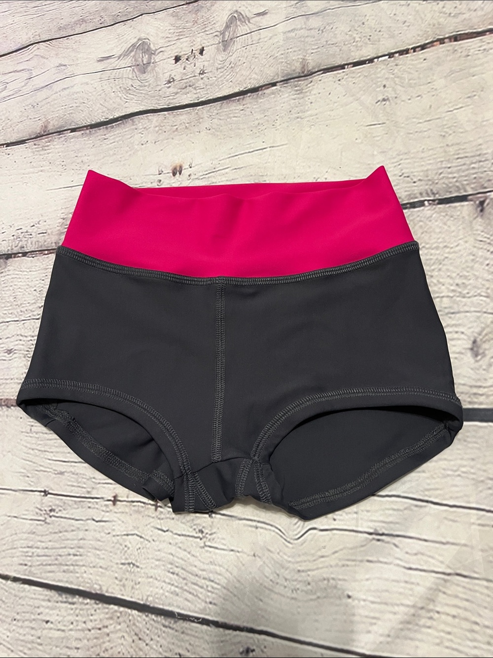 FIVE YXL High-Waist booty Shorts in gray with hot Pink Waistband
